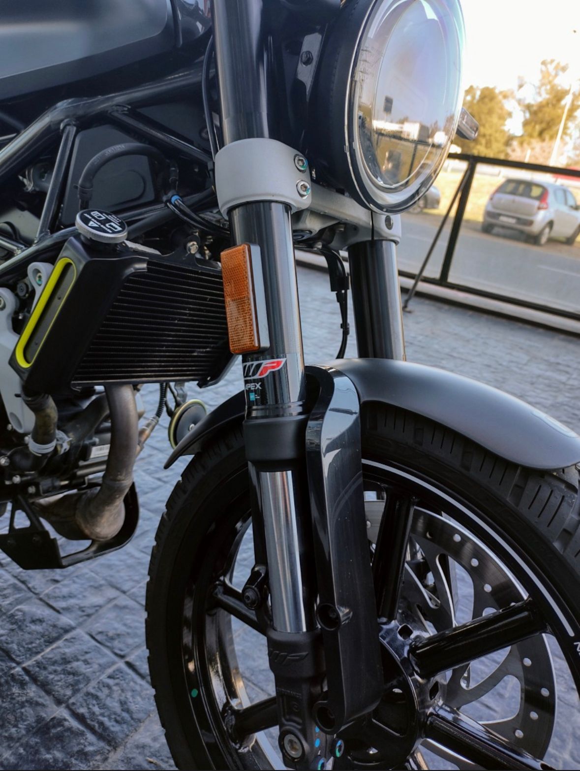 Husqvarna Svartpilen 200
