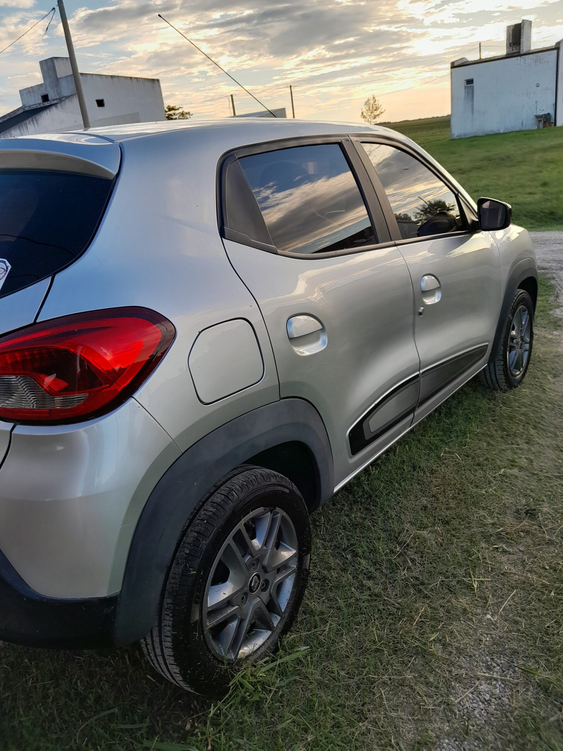 VENDO KWID ICONIC 1.0 ECONÓMICO