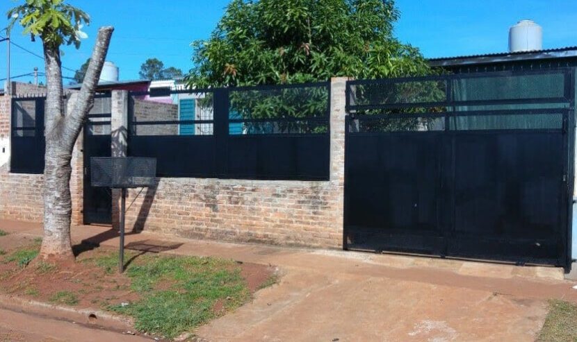 VENDO o PERMUTO por Vehículo + USD, una CASA en Posadas Mnes.