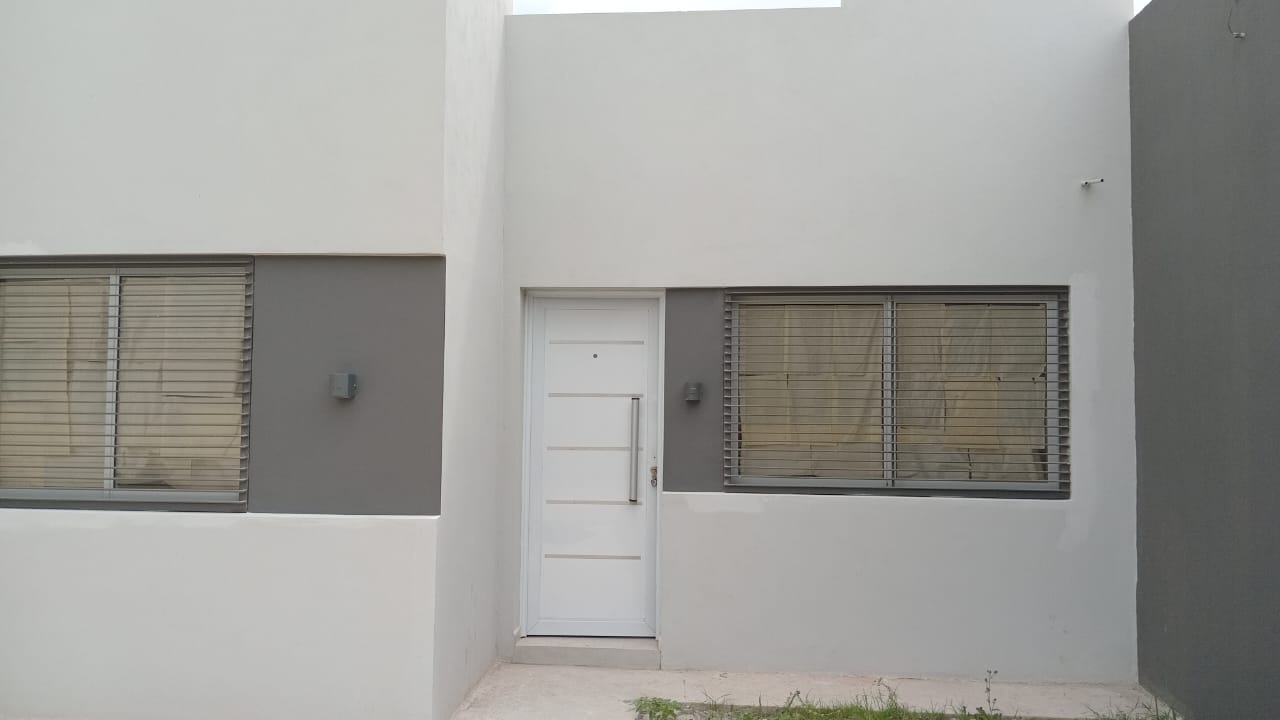 Se ofrece en alquiler permanente una casa a estrenar